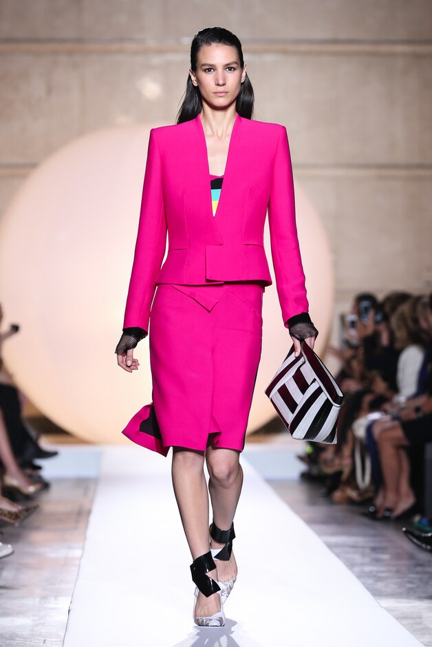 Een felgekleurd mantelpakje bij Roland Mouret.