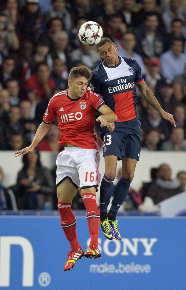 Gregory van der Wiel (r).