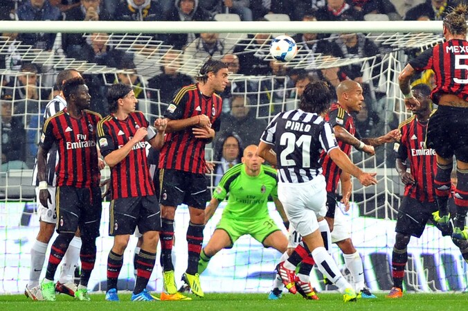 Pirlo draait de 1-1 binnen via een rechtstreekse vrije trap.