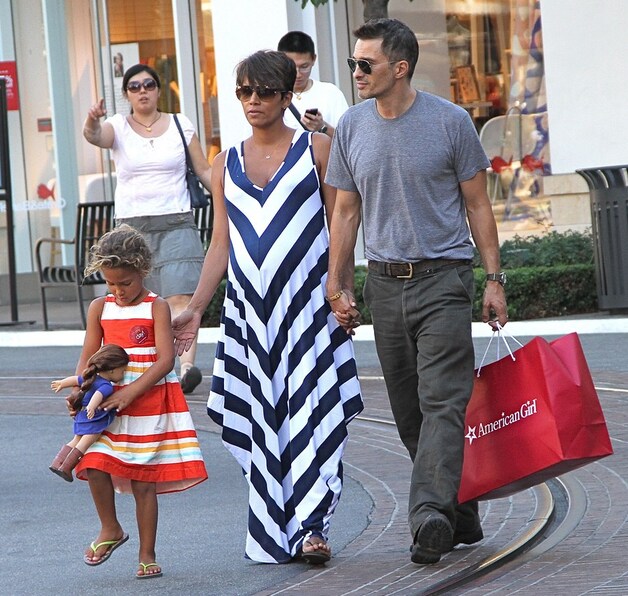 Halle met dochter Nahla en Olivier Martinez.