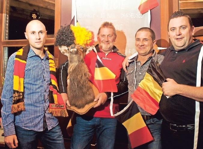 De stamgasten van Den Deugeniet: Carlo, Fille, Fabrice en kroegbaas 'den Toets'.