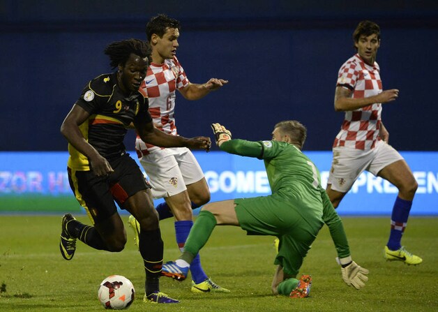 Lukaku omspeelt Pletikosa en scoort.