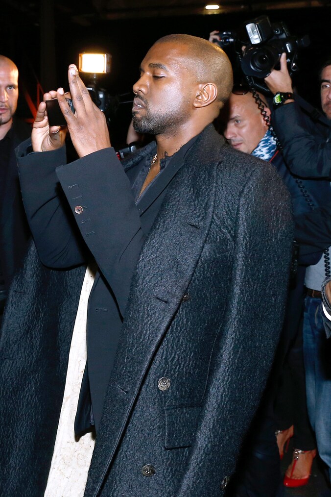 Kanye West werd ook in Parijs achtervolgd door een troep fotografen.