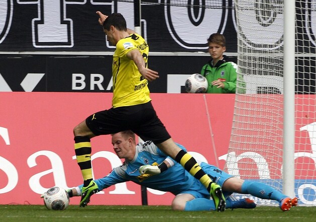 Marc Andre ter Stegen probeert Lewandowski het scoren te beletten.