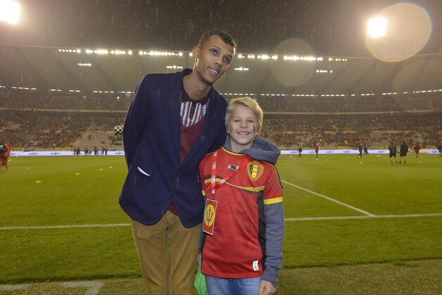 Stromae, die tijdens de rust gaat optreden, voor de aftrap met een jonge Duivel.