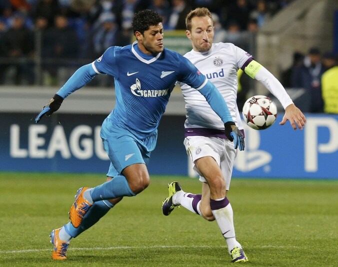 Hulk (L) in actie tegen Austria Wien.