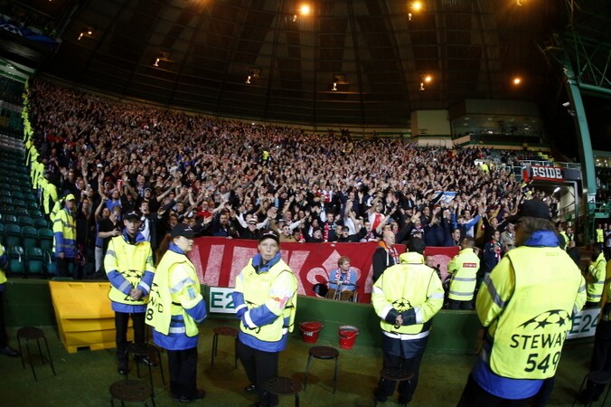 Het uivak vol Ajax-fans op Celtic Park.