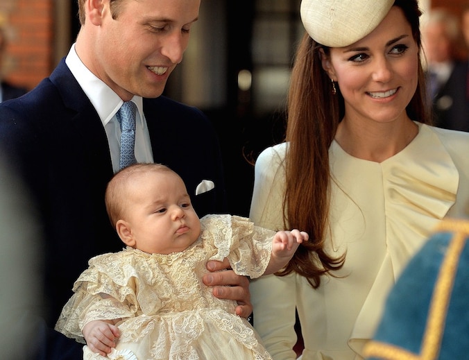George draagt een replica van een doopkleed uit de 19de eeuw, Kate draagt een ontwerp van modehuis Alexander McQueen.