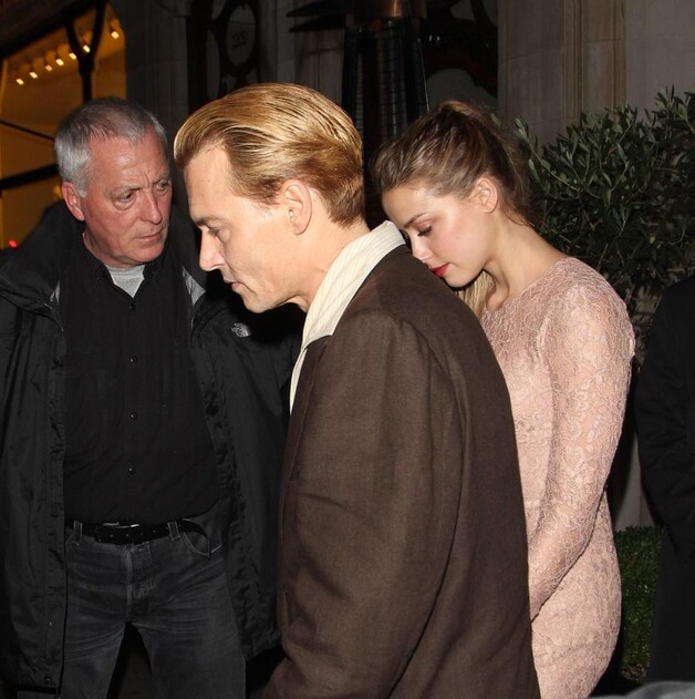 Johnny Depp en Amber Heard bij het verlaten van een restaurant in Londen.