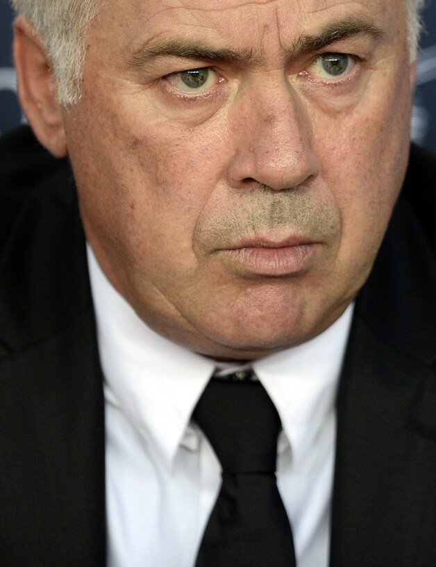 Ancelotti kijkt sip.