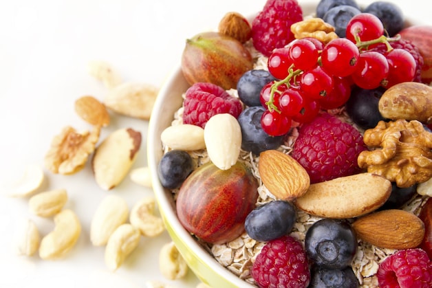 Vezelrijke voeding: fruit en noten.