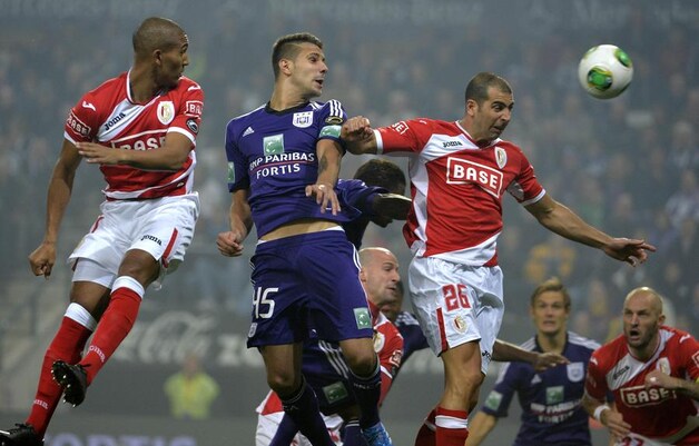 Mitrovic kopt de bal door...