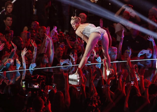 Miley Cyrus in haar gewaagde outfit bij de MTV-awardshow eind augustus.