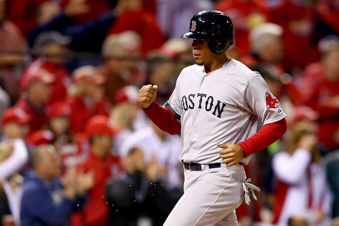 Xander Bogaerts balt zijn vuist nadat hij in de zevende inning een punt heeft binnengebracht.
