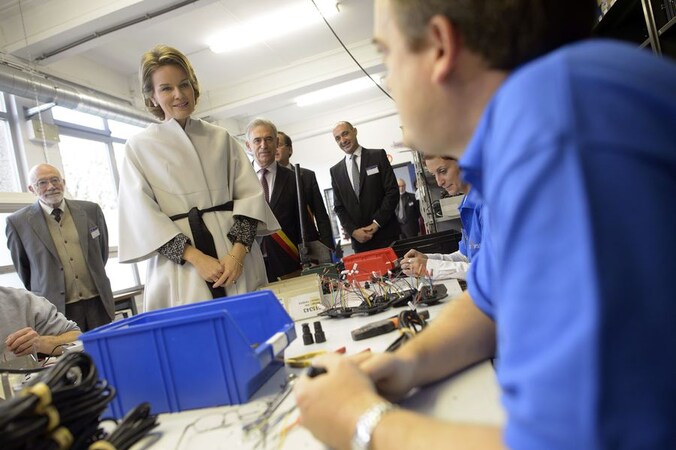 Koningin Mathilde in een cape van Armani.