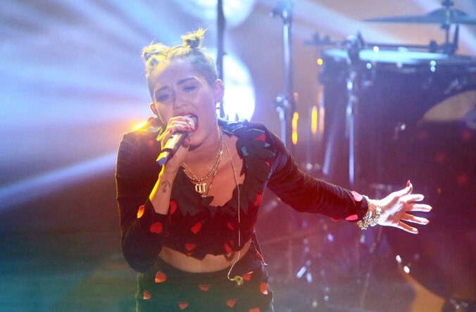Miley Cyrus op het podium in Duitsland.