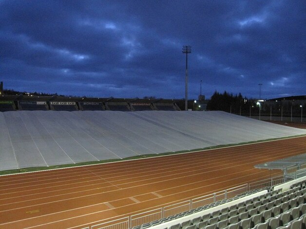 Over het veld van het Laugardalsvöllur-stadion is een wit doek gespannen.
