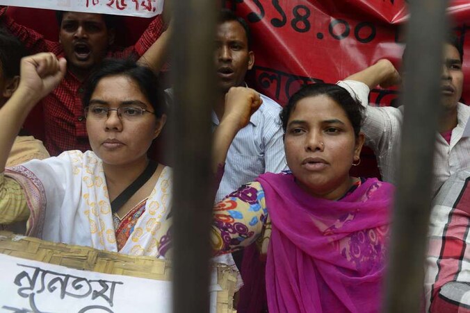 Naaisters in Bangladesh protesteren voor een hoger minimumloon.
