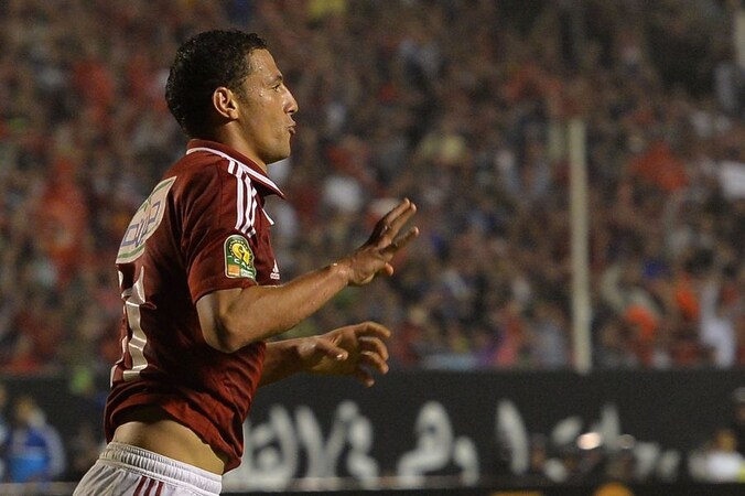 Ahmed Abdul-Zaher toont het gebaar met de vier vingers na zijn treffer tegen Orlando Pirates.