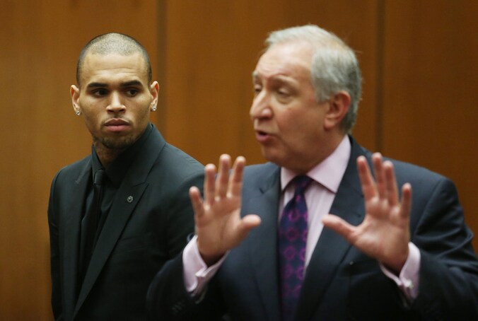 Rapper Chris Brown en zijn advocaat Mark Geragos.