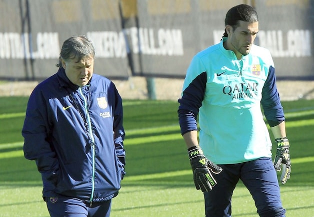Trainer Gerardo Martino in overleg met doelman Pinto.