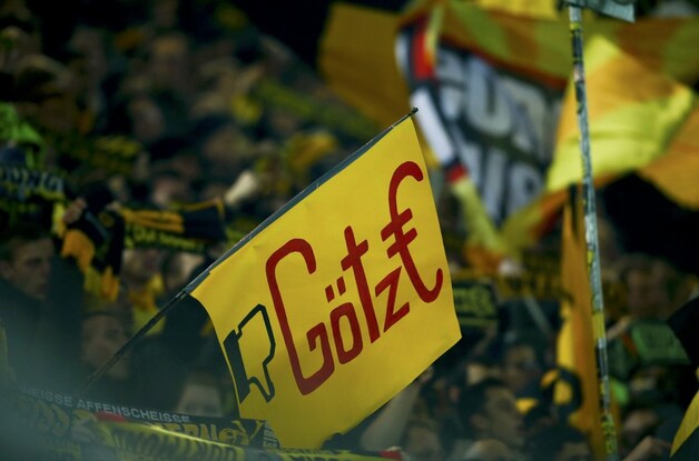De supporters van Dortmund hebben het niet zo begrepen op Mario Götze.