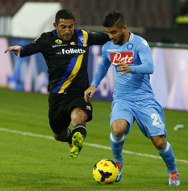 Walter Gargano (l), hier in duel met Insigne, kwam met Parma winnen in Napels.