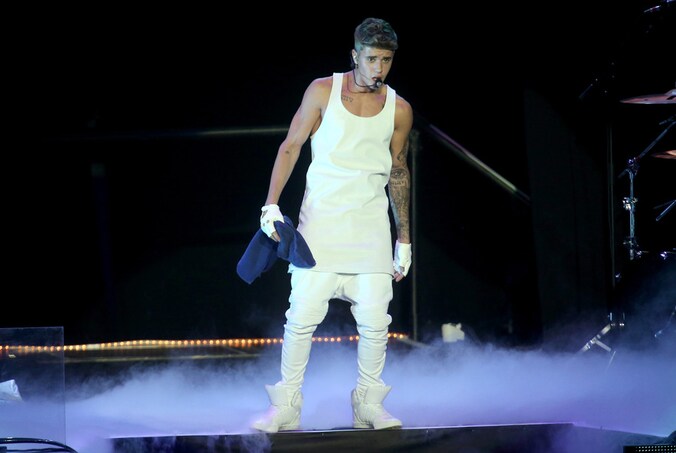 Justin Bieber op het podium in Auckland.