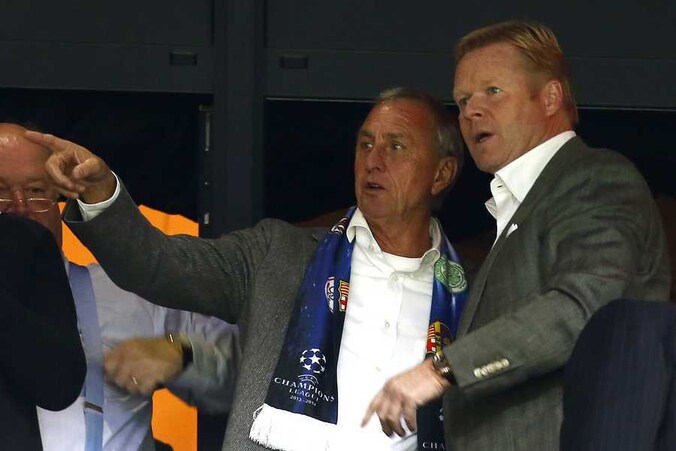 Johan Cruijff samen op de tribune bij Ajax tegen Barcelona.