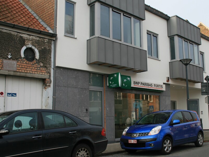 In dit Fortis-kantoor in Oudenburg was de man tot maart directeur.