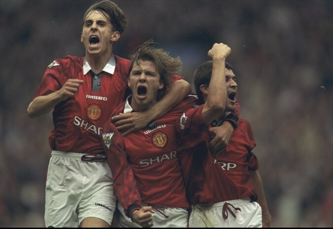 Herken je de jonge Beckham in het midden? Hij wordt omringd door Gary Neville (links) en Roy Keane.