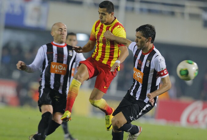 Alexis Sanchez van Barcelona (midden) tussen Cartagena's Mariano en Marcos (links).