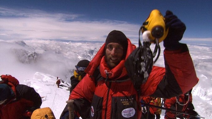 Erik Weihenmayer op de top van de Mount Everest.