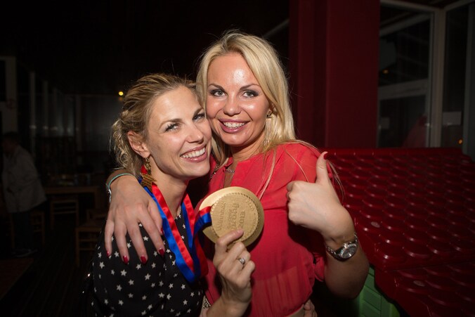 Tanje Dexters en vriendin Lesley-Ann Poppe voetballen in de Meneer Konijn Cup.