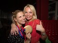 Tanje Dexters en vriendin Lesley-Ann Poppe voetballen in de Meneer Konijn Cup.