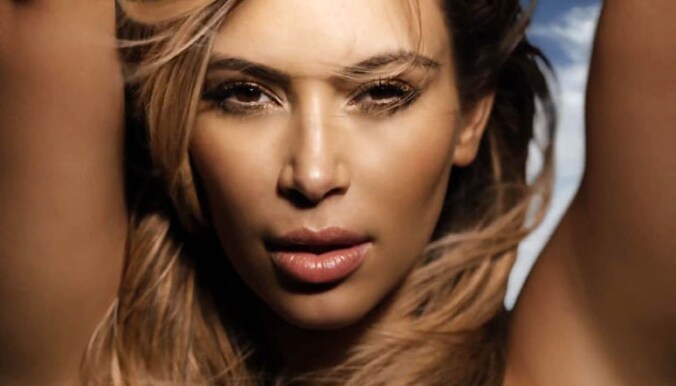 Beeld uit de video van Kanye West waarin Kim Kardashian ook al topless schitterde.