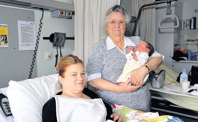 Oma Roelofje van der Velde met haar zestigste kleinkind en schoondochter Tamara in het ziekenhuis.