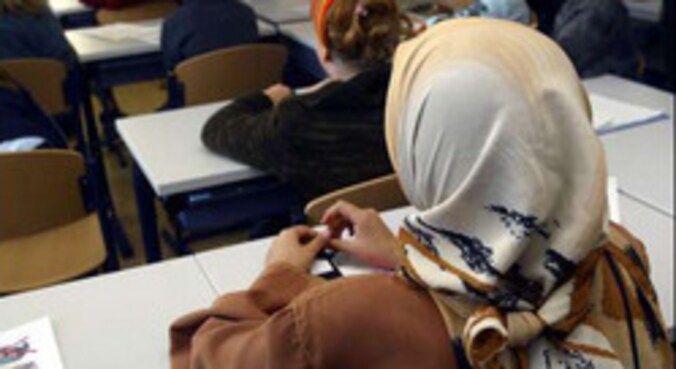 Hoofddoeken kunnen in het onderwijs.