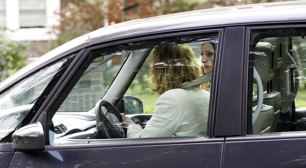 Merthe zelf (r) is samen met haar moeder de heisa ontvlucht.