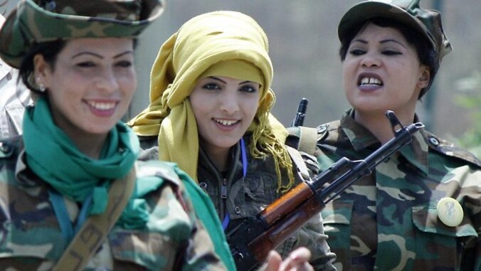 Nisreen Masroun al Forgani tussen andere vrouwelijke militieleden. © afp