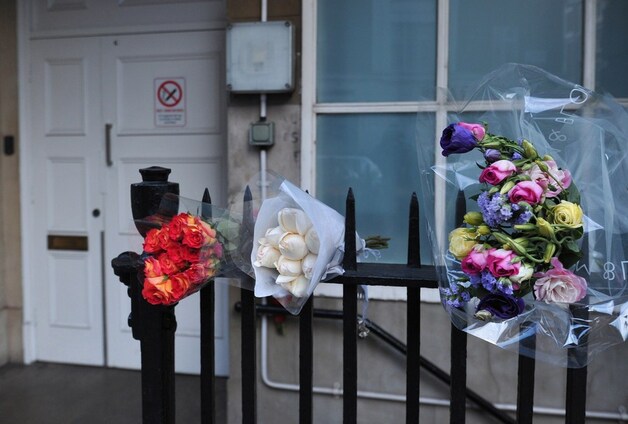 Bloemen aan het bijgebouw van het King Edward VII ziekenhuis in Londen, waar de verpleegster werd aangetroffen.