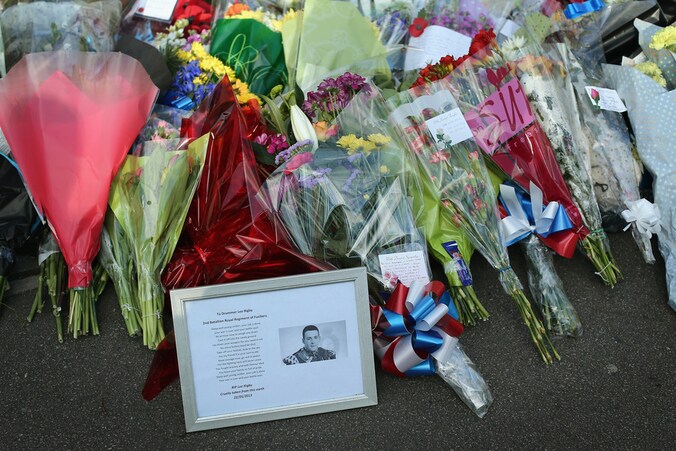 Op de plaats waar soldaat Lee Rigby om het leven kwam in de Londense wijk Woolwich, worden bloemen neergelegd.