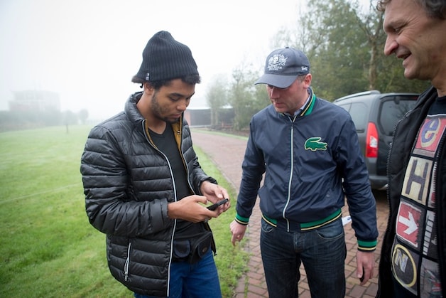 Onze reporter bij Jejoen en zijn vader.