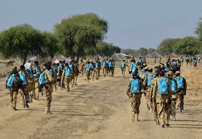 Zuid-Soedanese regeringstroepen met de helderblauwe 'Terug naar School' rugzakjes van Unicef.