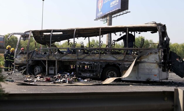 De reisbus brandde volledig uit.