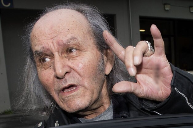 De Franse rockpriester père Gilbert was er bij toen prins Laurent uit zijn kunstmatige coma ontwaakte: "Het was als een mirakel".