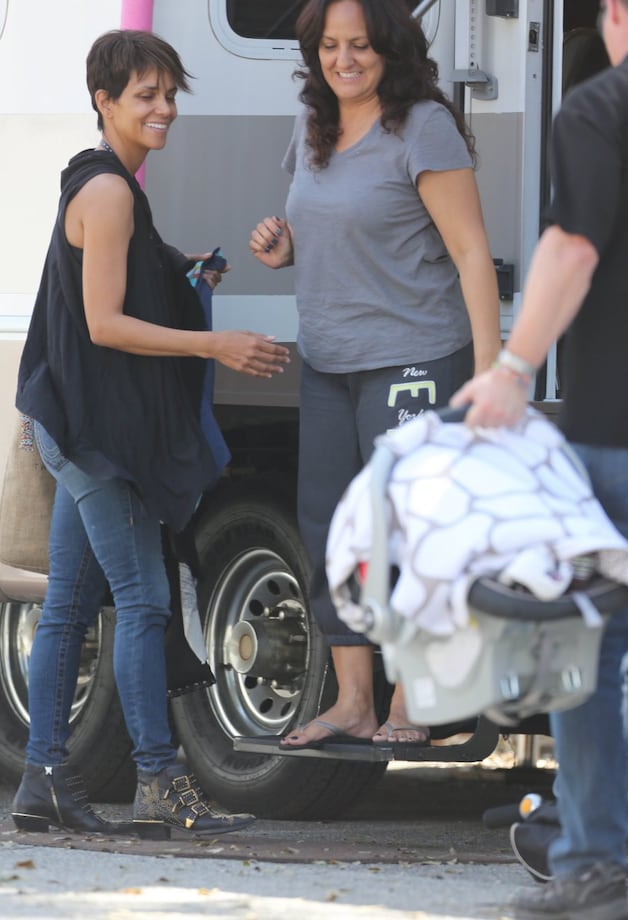 Halle Berry komt aan op de set met haar zoontje.