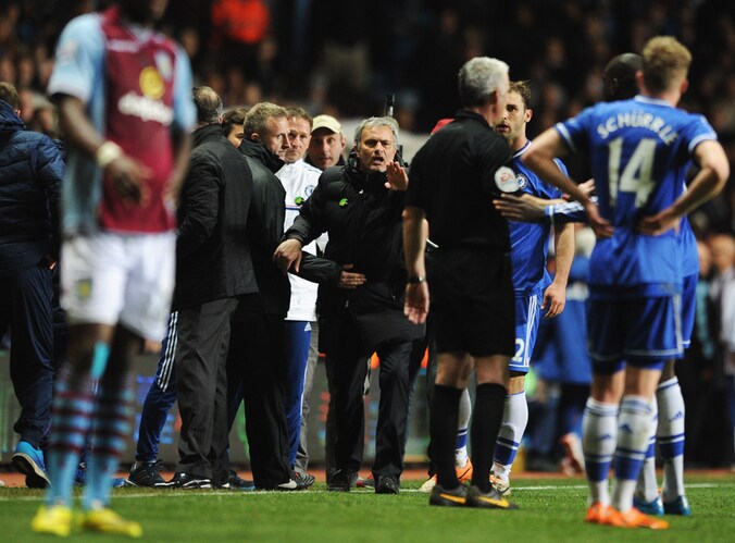 Mourinho protesteert bij arbiter Foy.
