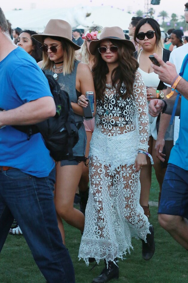Selena Gomez in haar gehaakte witte jurk.