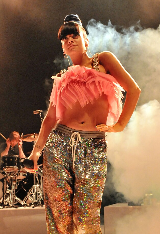 Lily Allen heeft duidelijk veel plezier in het optreden.